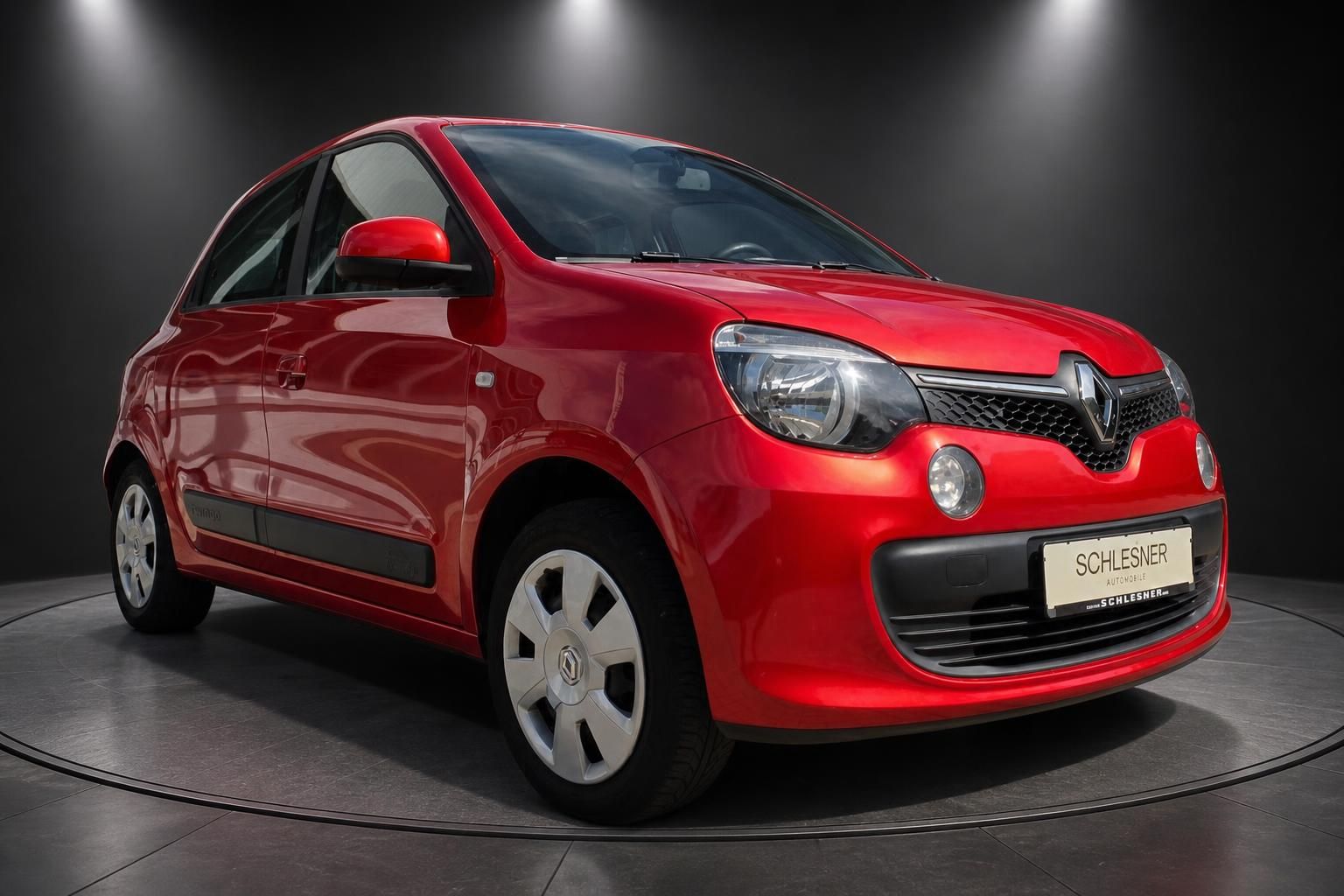 Renault Twingo rot, Frontansicht auf Drehteller