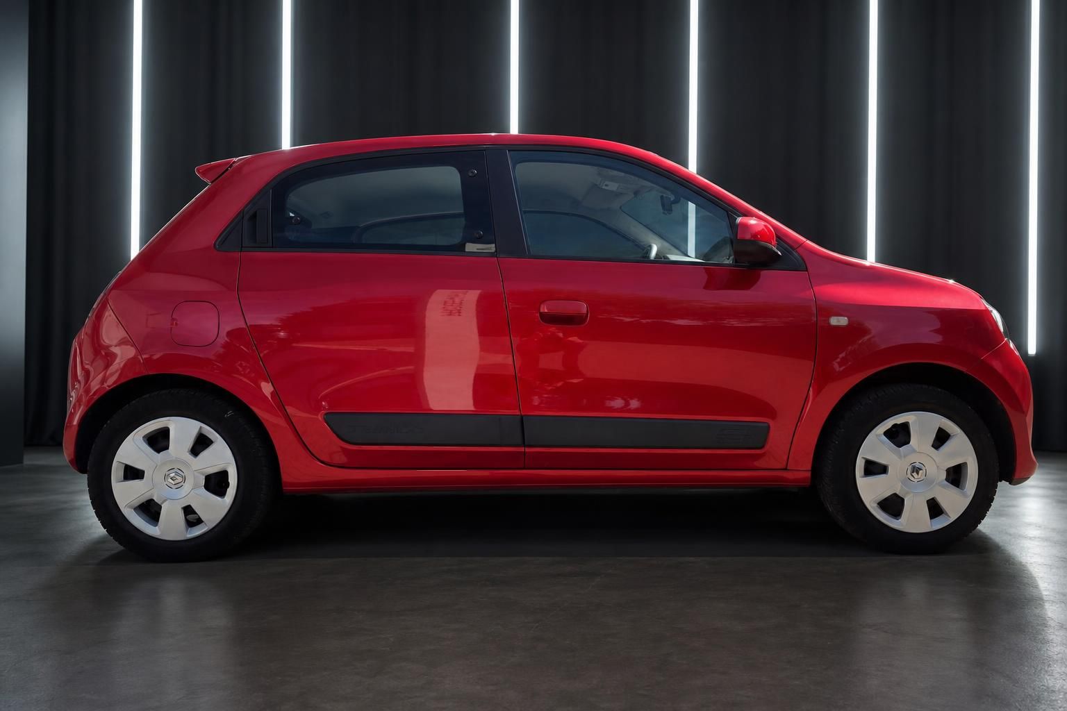 Renault Twingo in Rot, Seitenansicht im Studio