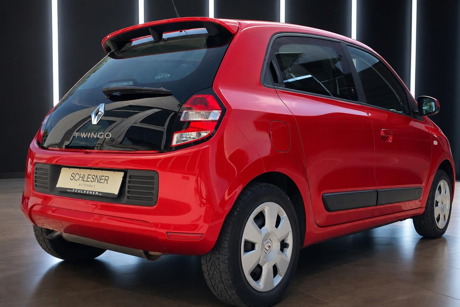 Renault Twingo rot Heck-Seitenansicht im Autohaus Schlesner