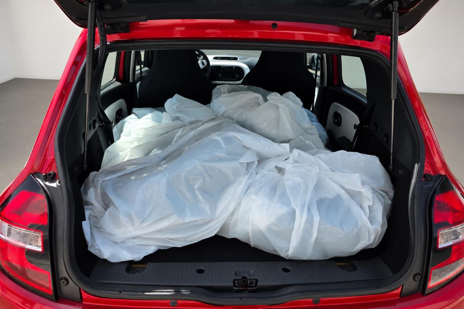 Renault Twingo Kofferraum mit Schutzfolie beim Neufahrzeug-Transport