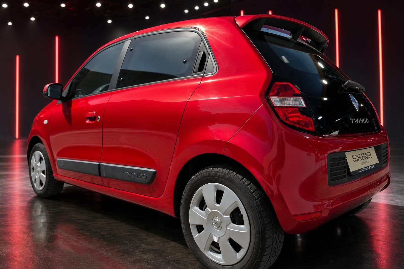 Renault Twingo rot Heck-Seitenansicht bei stimmungsvoller Beleuchtung