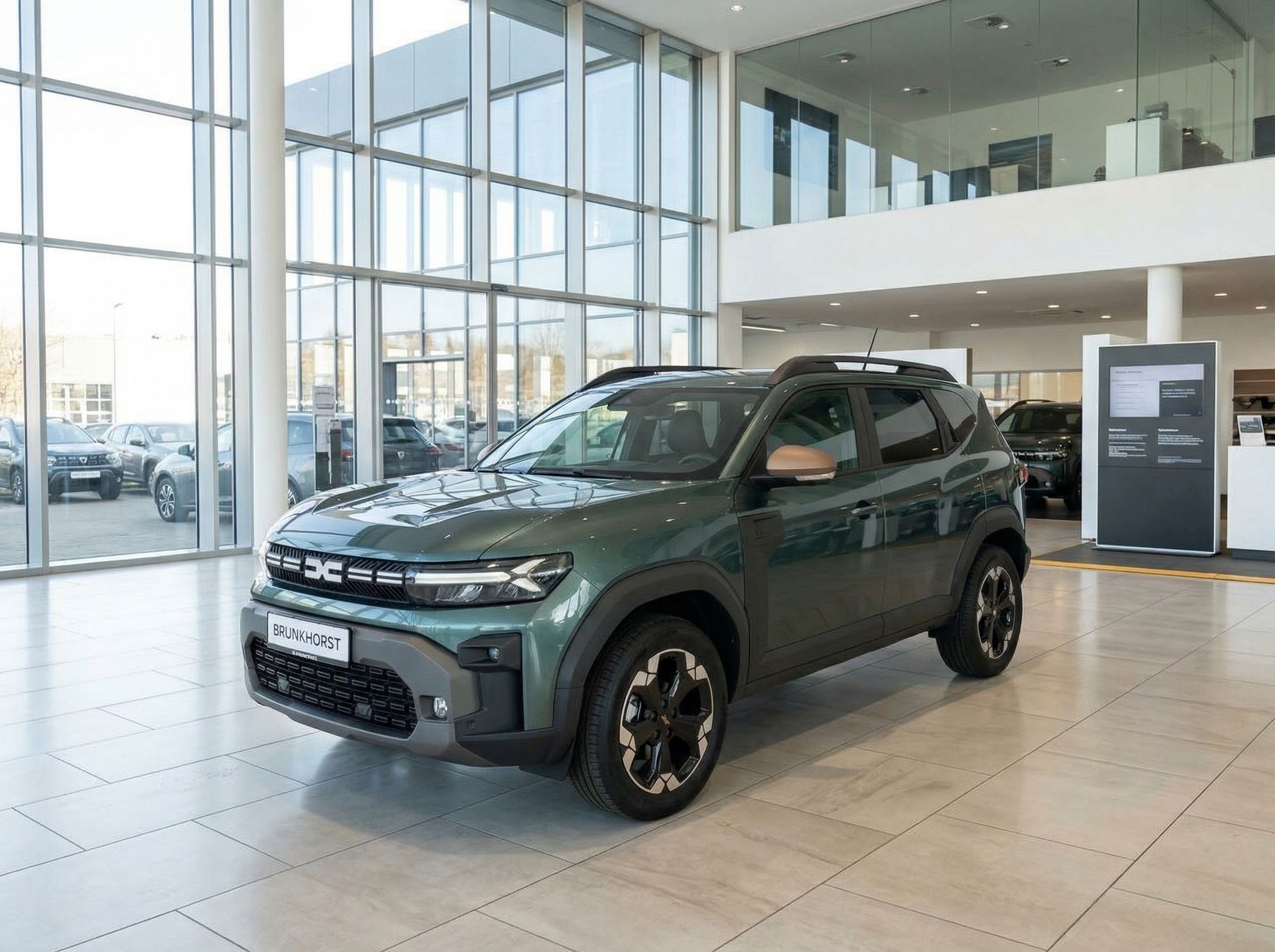 Grüner Dacia SUV im Autohaus-Showroom bei Brunkhorst mit modernem Interieur und großen Fenstern