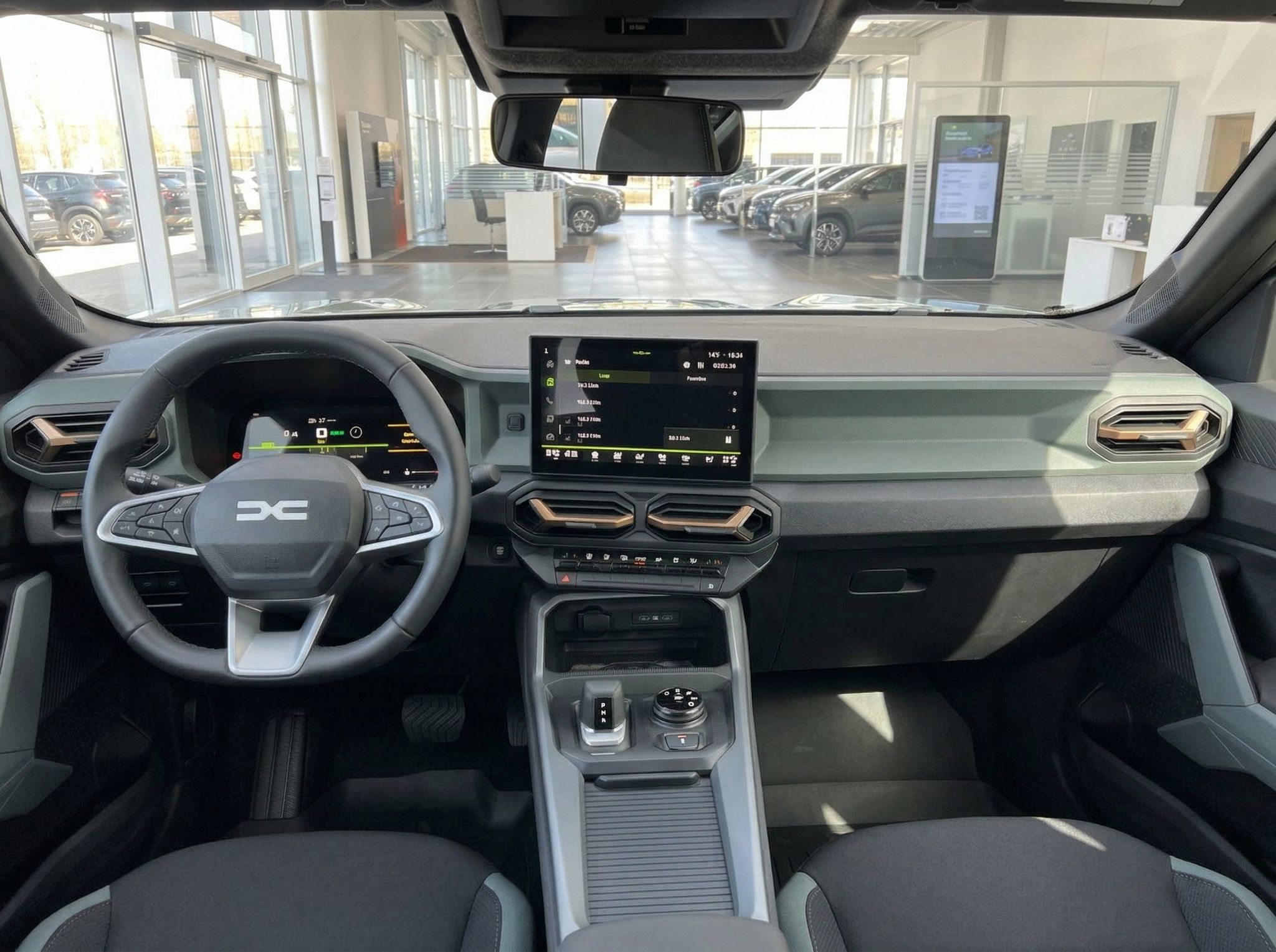 Fahrzeug Innenraum mit modernem Cockpit und digitalen Displays im Autohaus Showroom