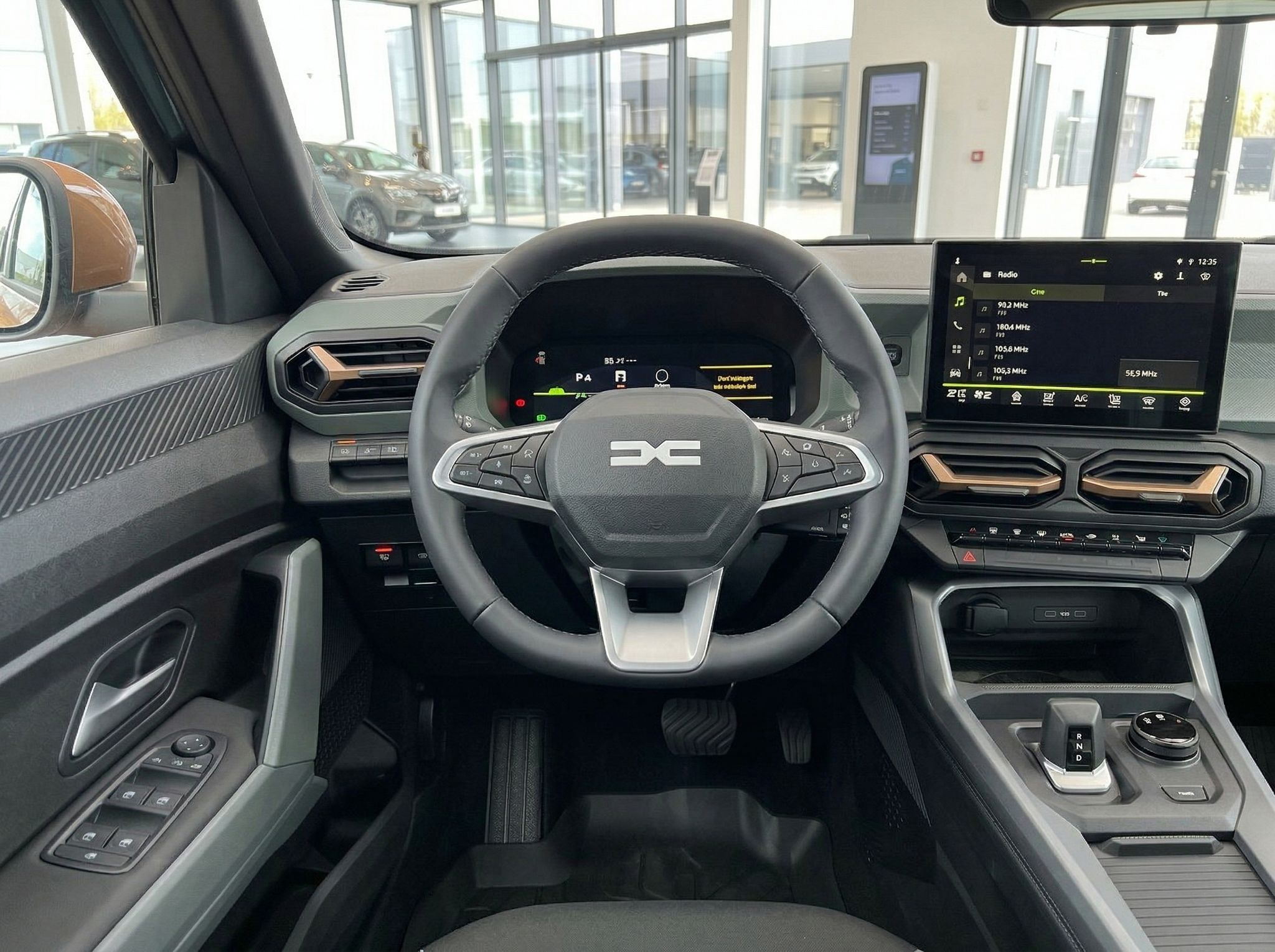 Detailansicht Fahrzeug Armaturenbrett mit Touchscreen und Lenkrad in grauer Ausstattung