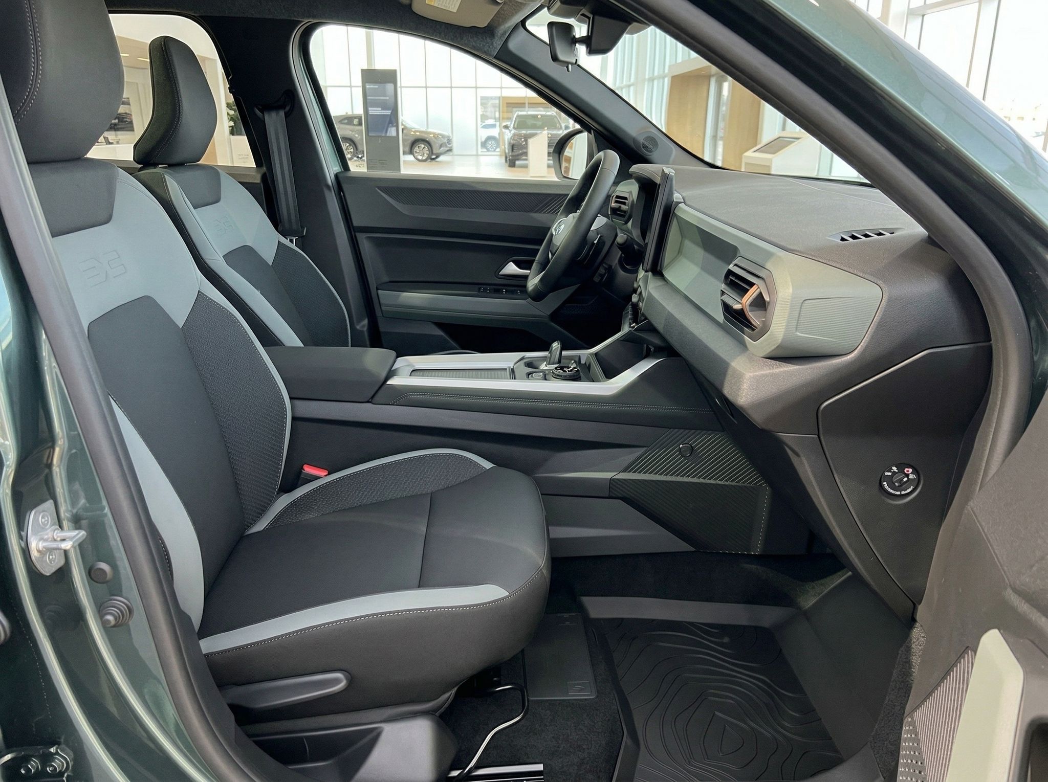 Fahrzeug Innenraum Beifahrerseite mit hellgrauer Sitzausstattung und Seitenverkleidung