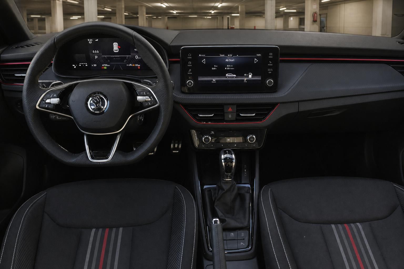Škoda Cockpit mit Lenkrad, Digitaldisplay und Touchscreen-Infotainment – Innenraumansicht