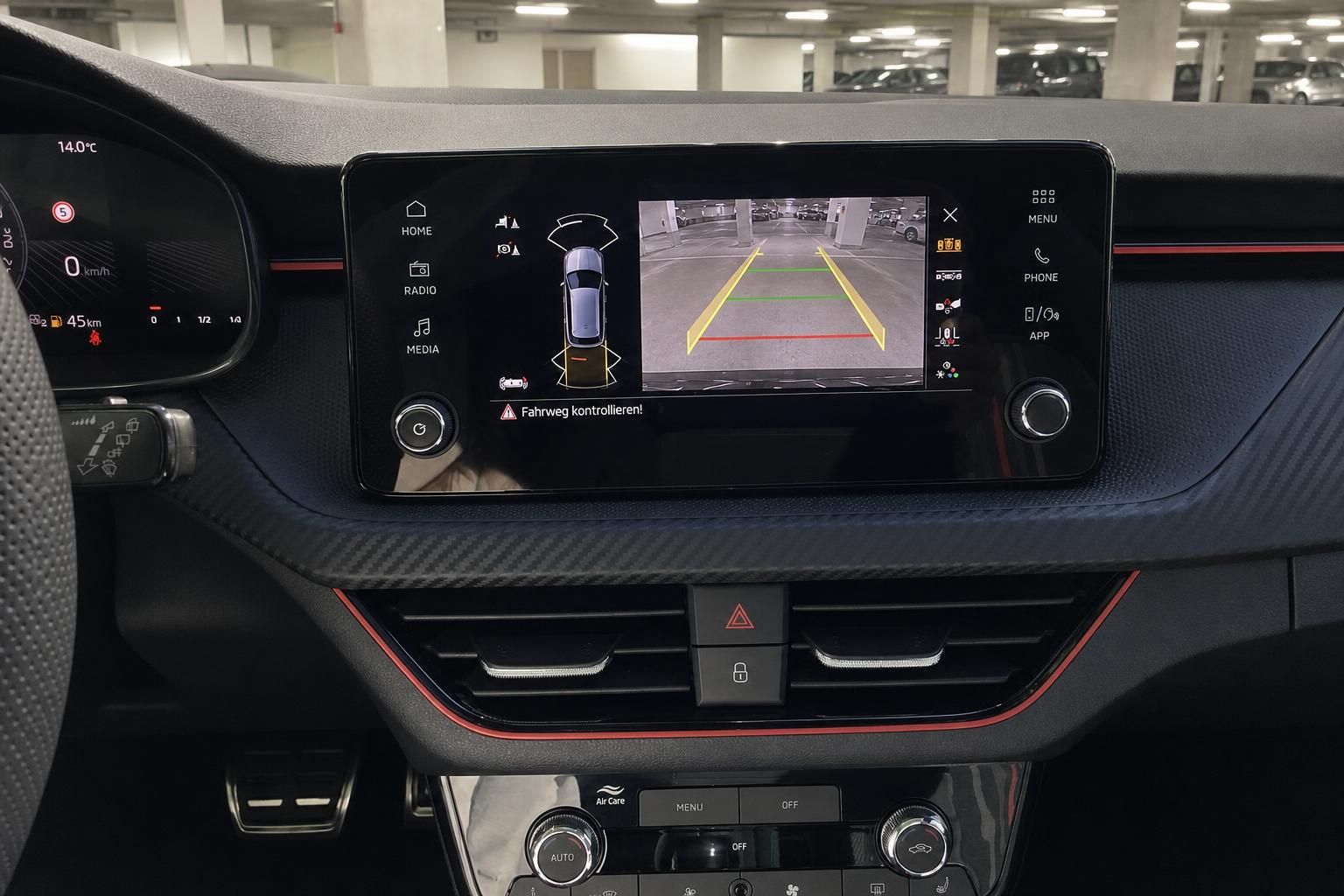 Škoda Infotainment-Display mit Rückfahrkamera und Einparkhilfe im Innenraum