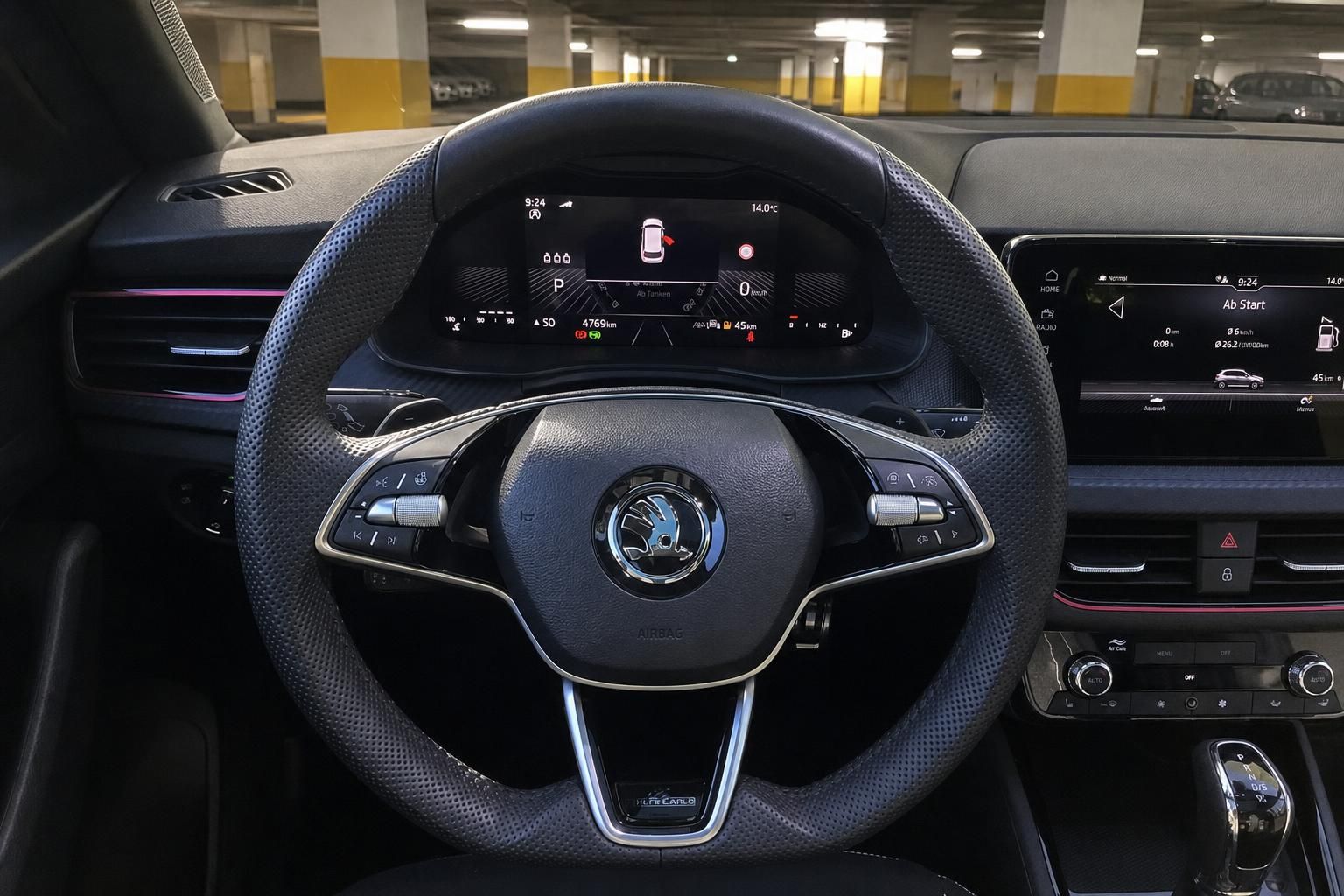 Škoda Monte Carlo Lenkrad mit Logo, digitalem Cockpit und Infotainment-Display im Innenraum