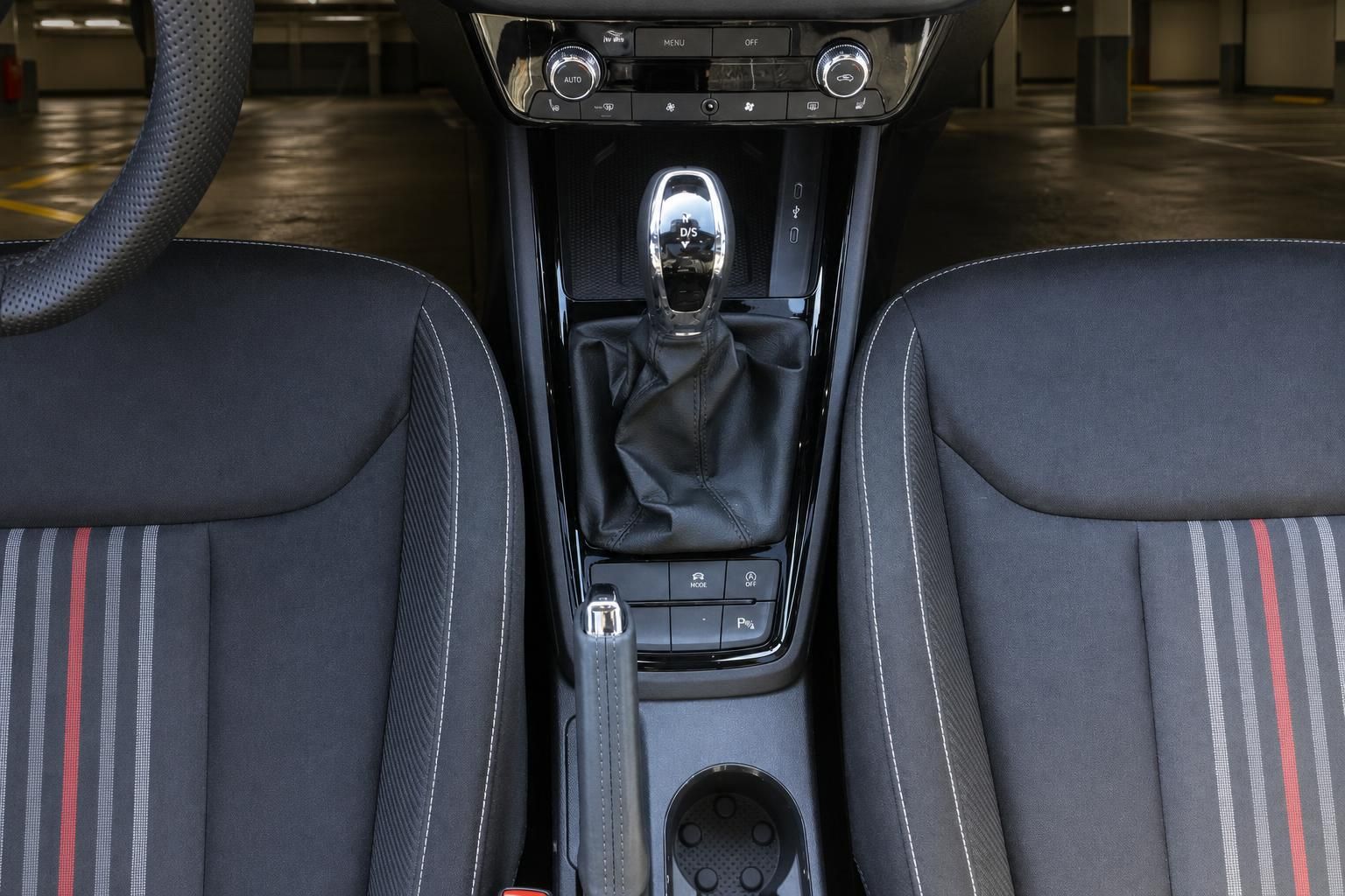 Škoda Innenraum Mittelkonsole mit Schaltknauf, Handbremse und Sportsitzen mit roten Akzenten
