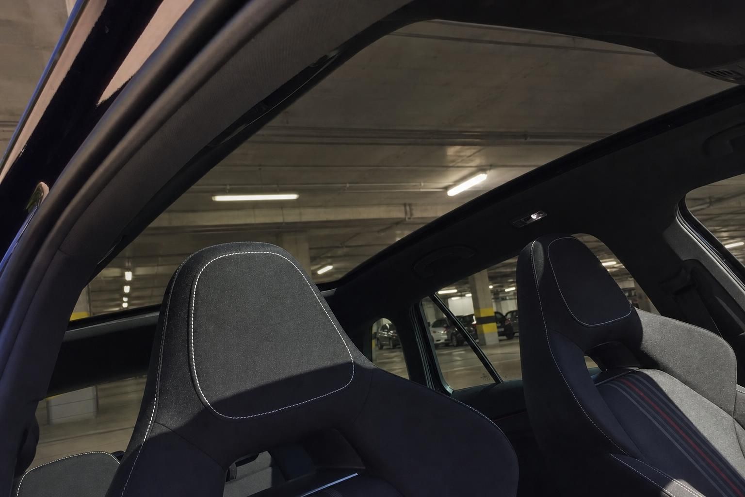 Škoda Innenraum Rücksitze mit schwarzen Stoffsitzen, weißer Ziernaht und Panoramadach