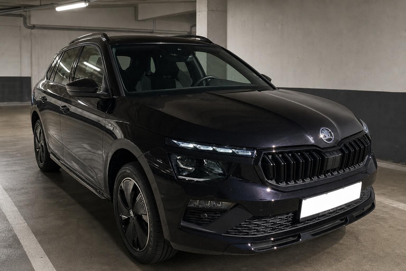 Skoda Kamiq schwarz Frontansicht schräg im Parkhaus – SUV Gebrauchtwagen