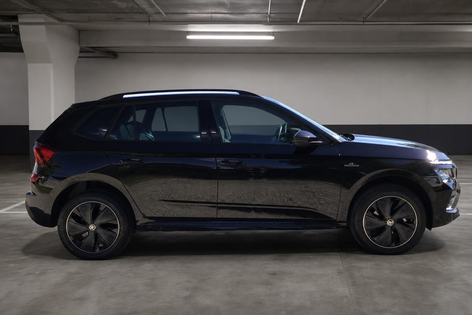 Skoda Kamiq Night Circle schwarz Seitenansicht im Parkhaus – SUV kaufen