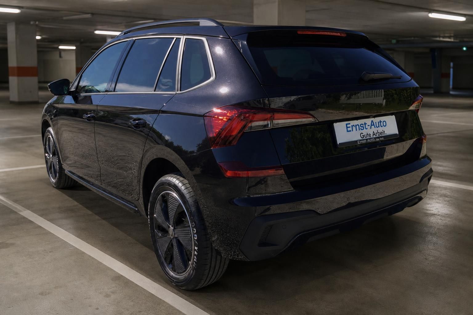 Škoda SUV dunkelblau Heckansicht schräg links im Parkhaus – sportliche Leichtmetallfelgen