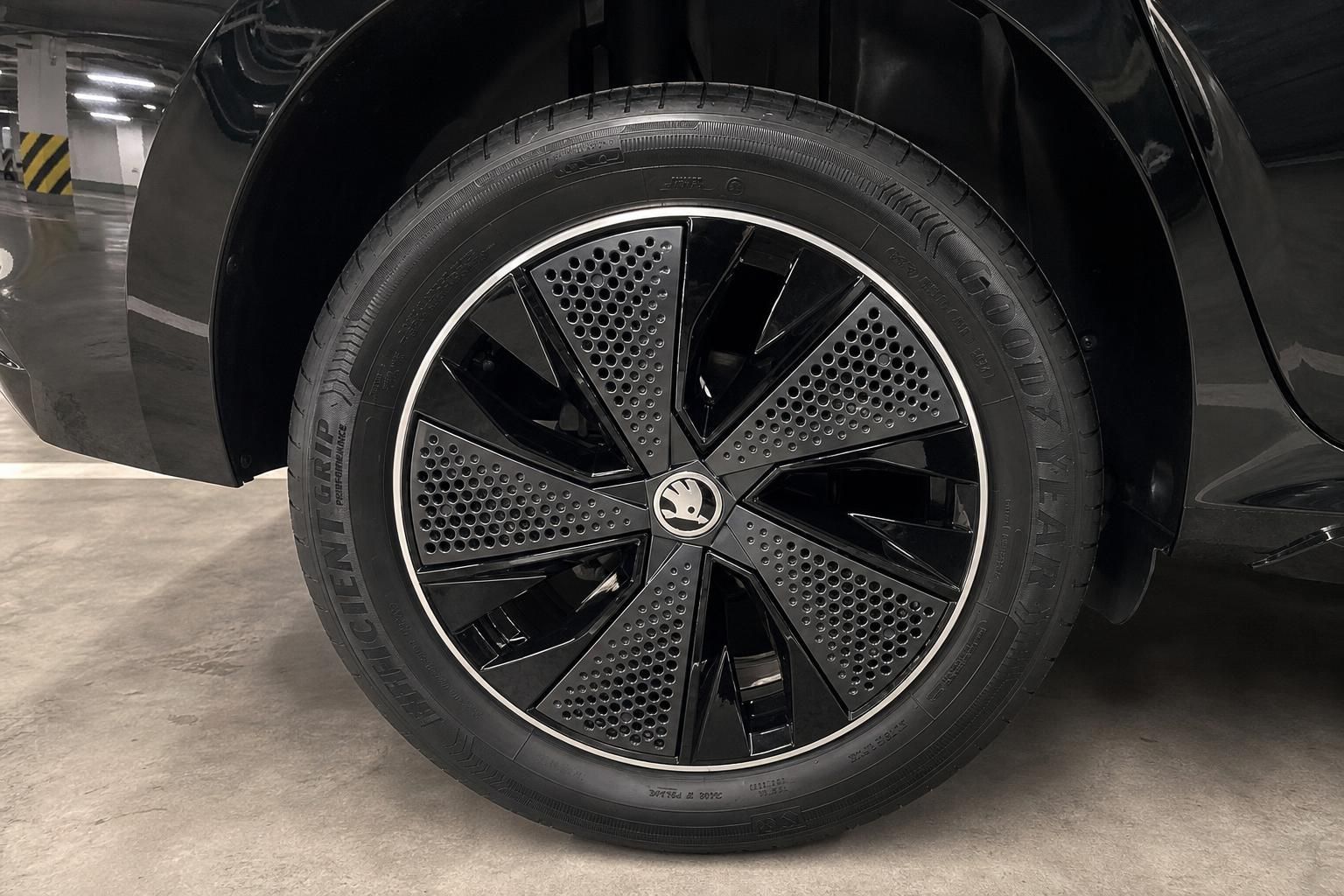 Škoda Leichtmetallfelge schwarz poliert mit Goodyear Reifen – Detailansicht Rad