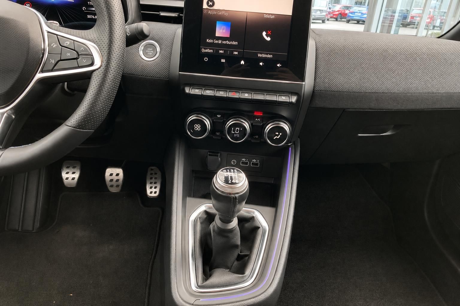 Mittelkonsole mit Schaltknauf, Touchscreen und Klimabedienung im Fahrzeuginnenraum