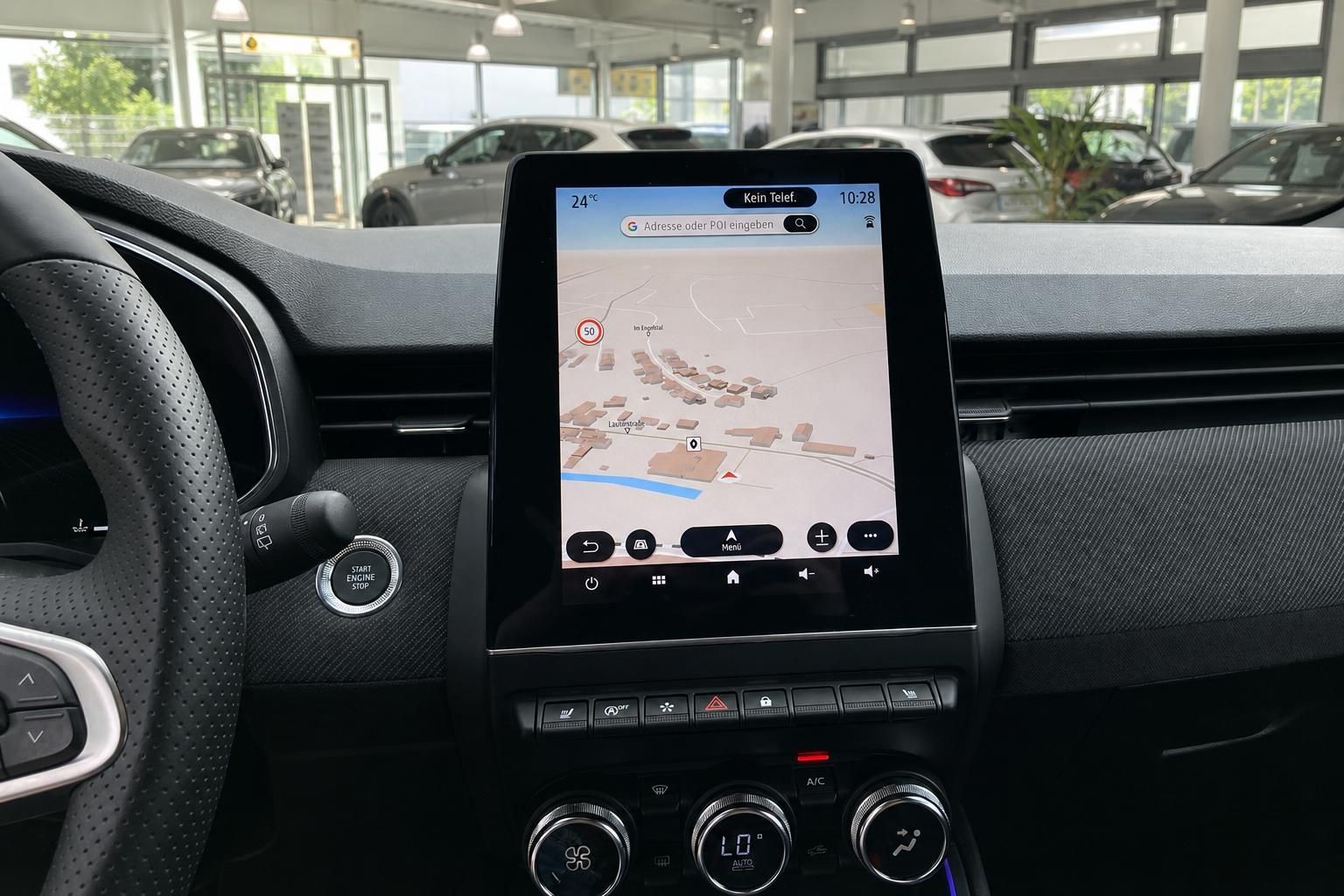 Infotainment-Touchscreen mit Navigationskarte im Fahrzeug-Cockpit