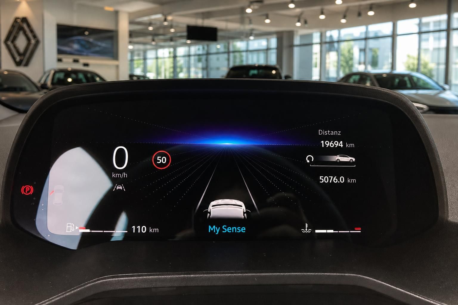 Digitales Kombiinstrument mit Tachoanzeige und Fahrassistenz im Fahrzeugcockpit
