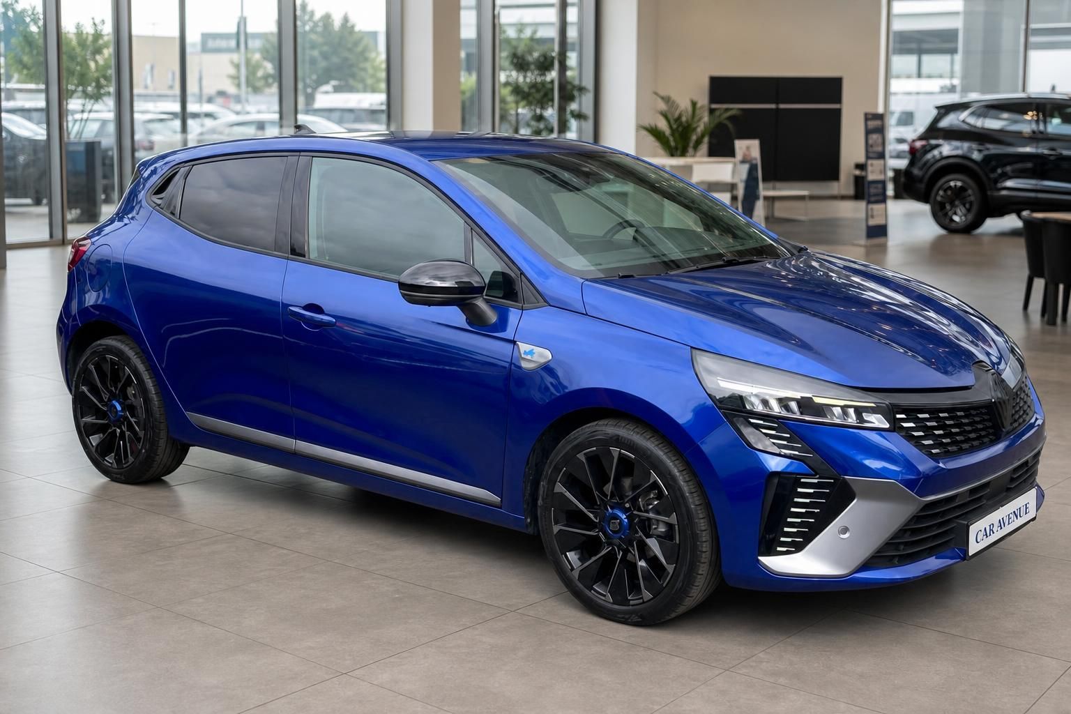 Renault Clio blau Seitenansicht schräg vorne im Autohaus