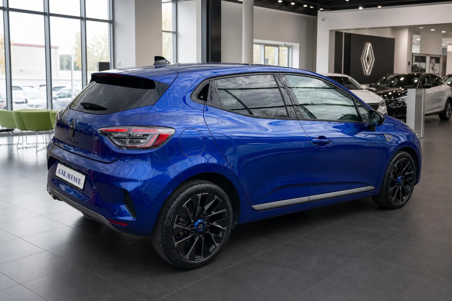 Renault Clio blau Heckansicht seitlich im Autohaus Showroom