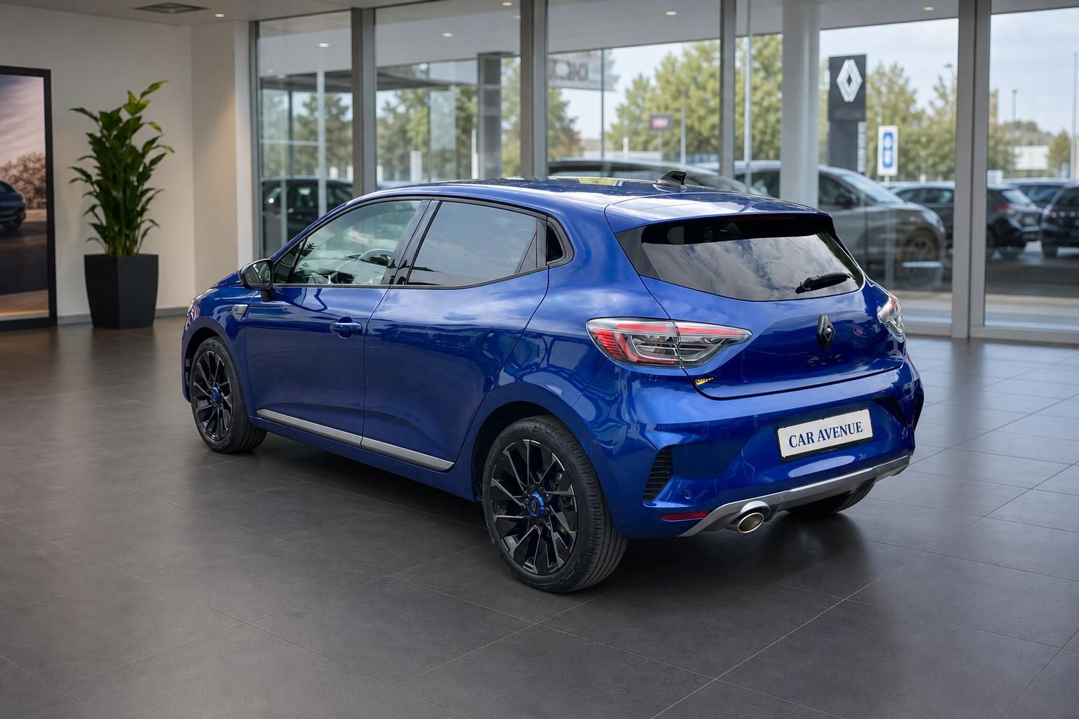 Renault Clio blau Heckansicht schräg im Autohaus Showroom
