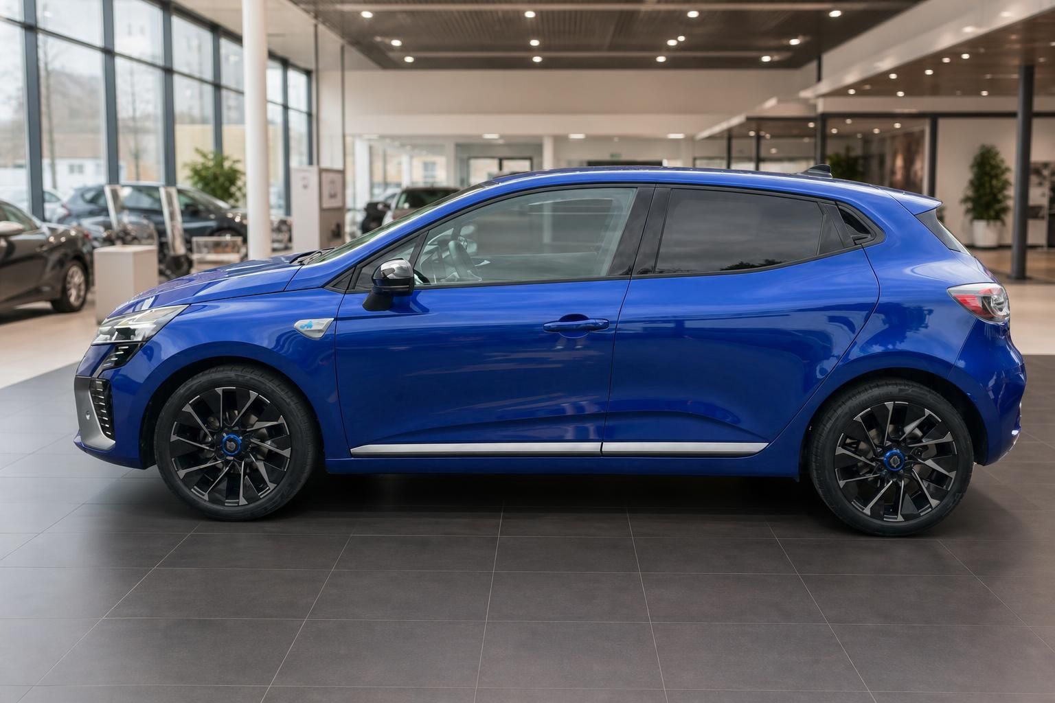Renault Clio blau Seitenansicht mit Leichtmetallfelgen im Showroom