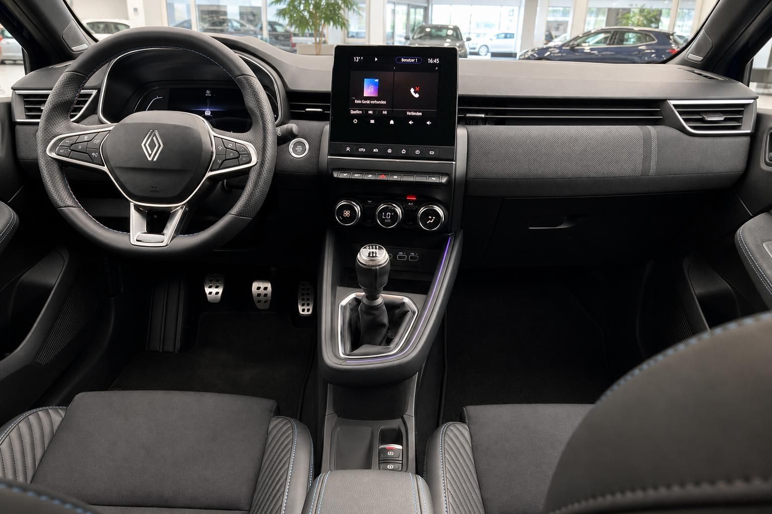 Cockpit und Armaturenbrett eines Renault mit Lenkrad und Infotainment-Display