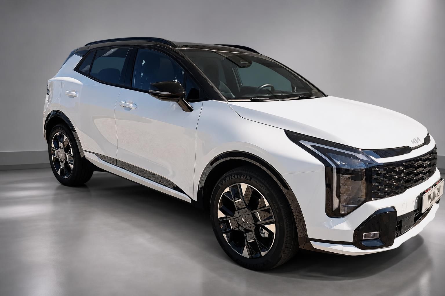 Kia Sportage weiß, Seitenansicht vorne, Neuwagen mit Panoramadach