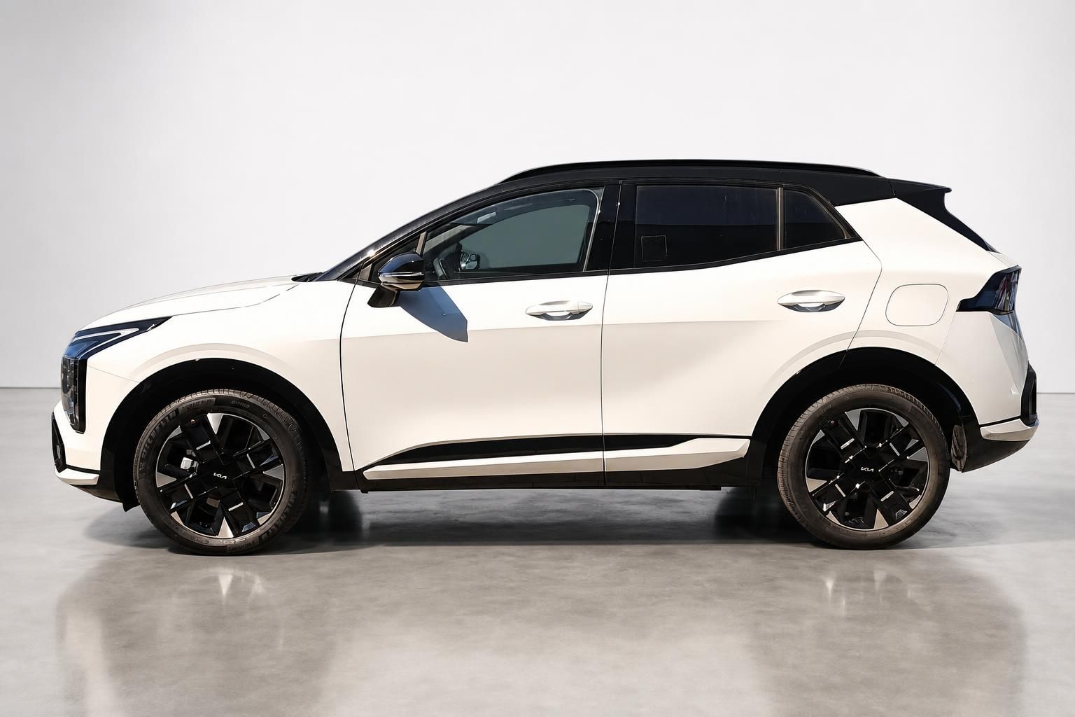 Kia Sportage weiß, Seitenansicht mit schwarzem Dach