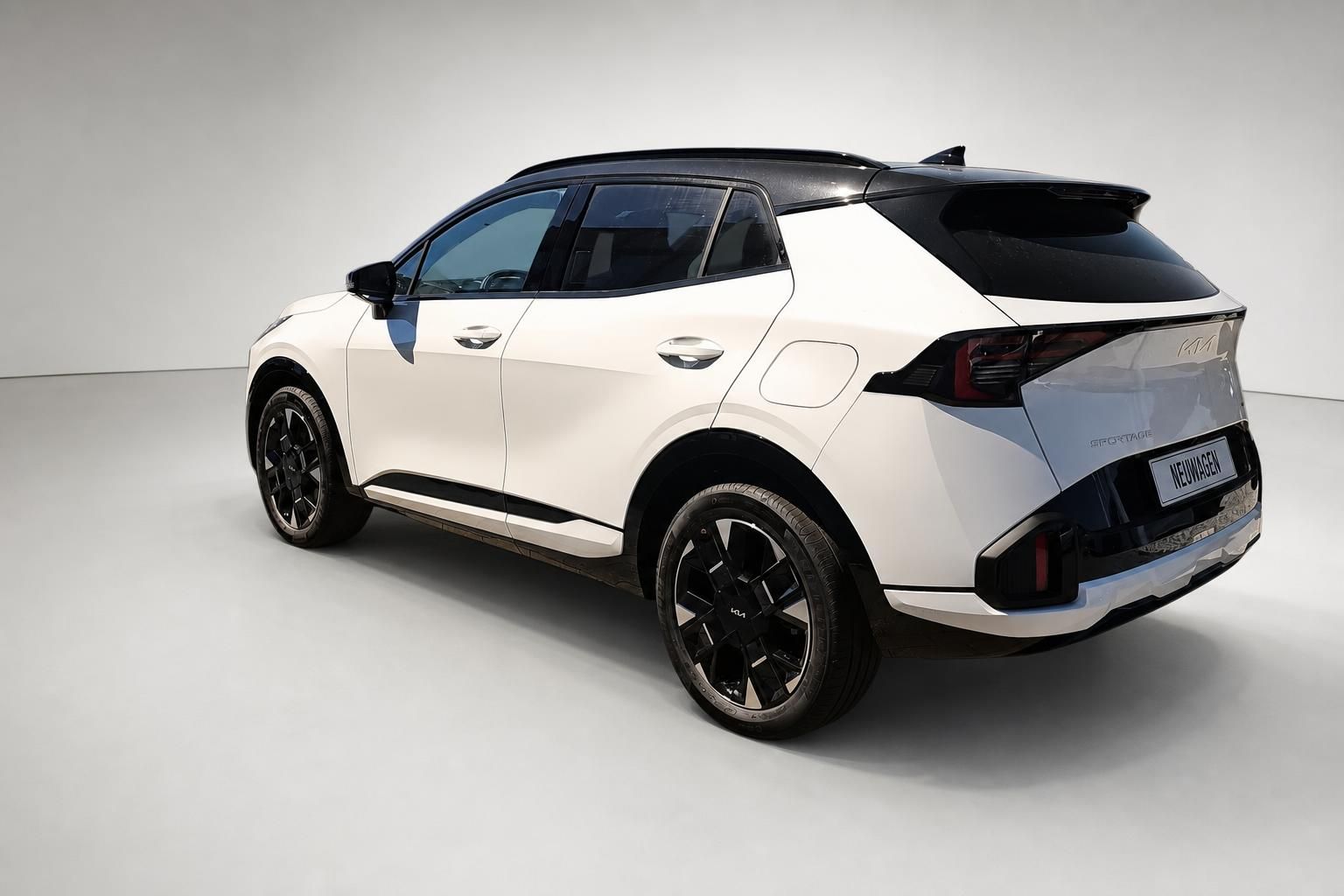 Kia Sportage weiss Heckansicht Studio Neuwagen SUV mit Panoramadach