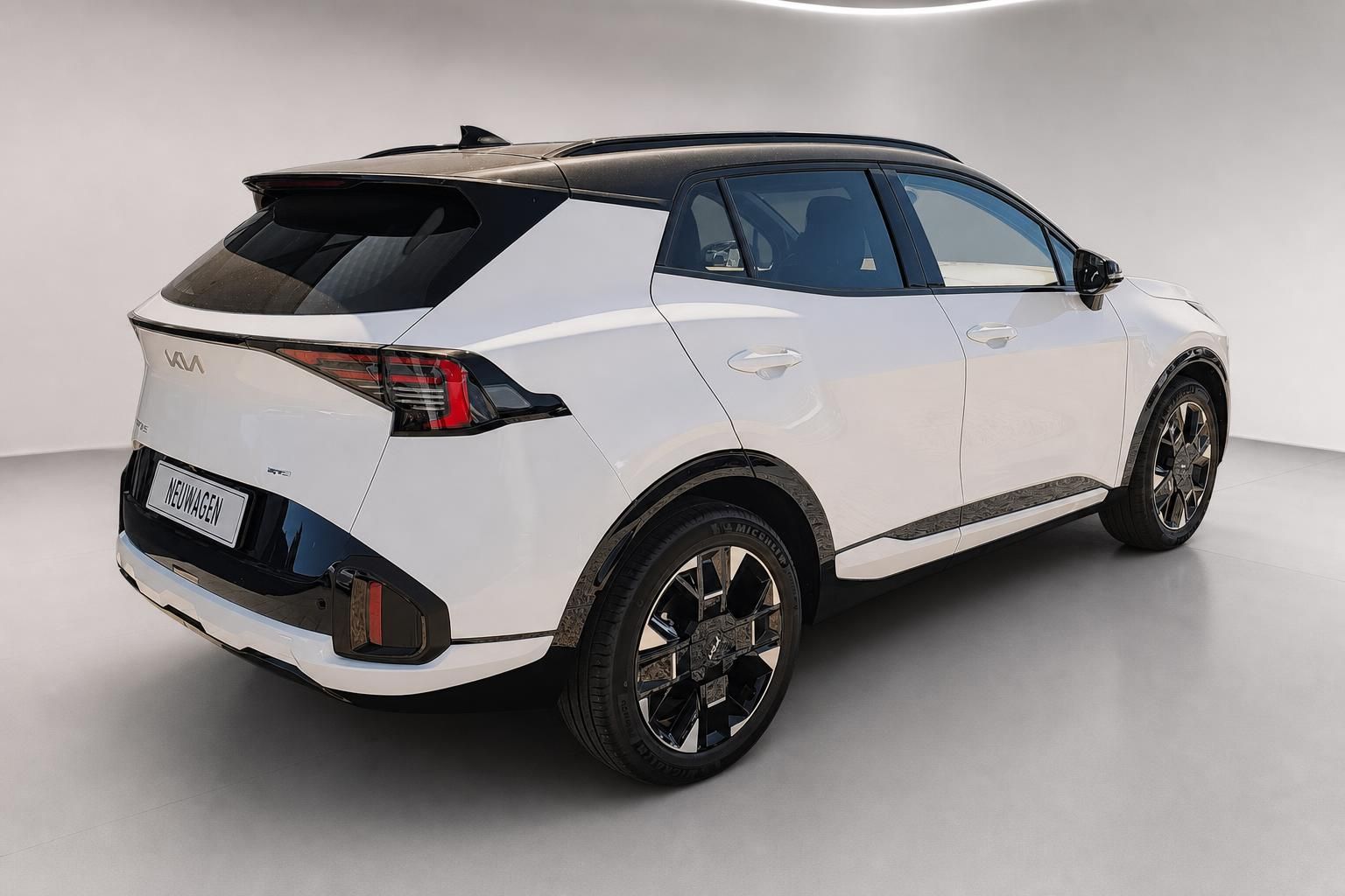 Kia Sportage weiss Heck seitlich Neuwagen SUV Studioaufnahme