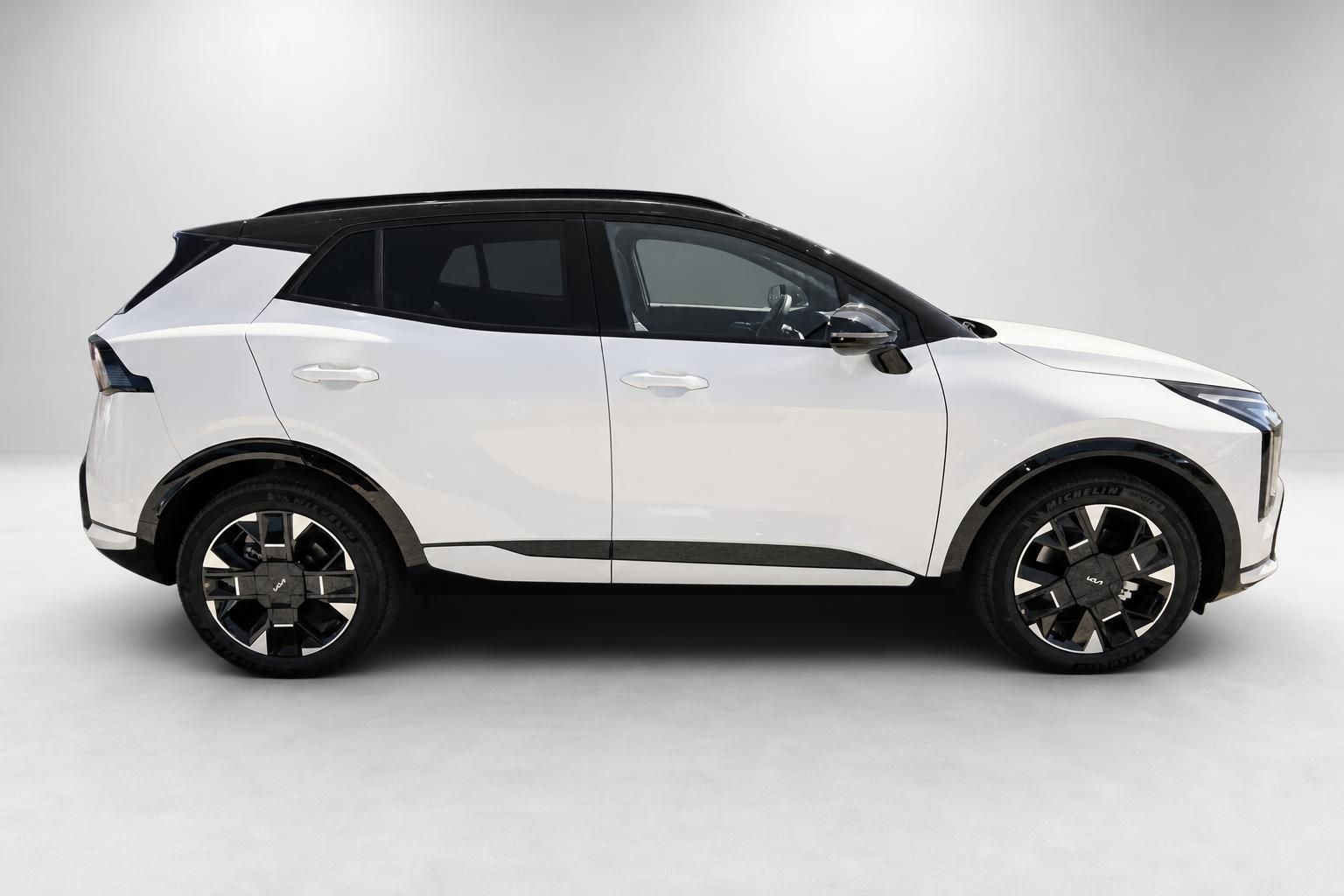 Kia Sportage weiss Seitenansicht Neuwagen SUV mit schwarzem Dach