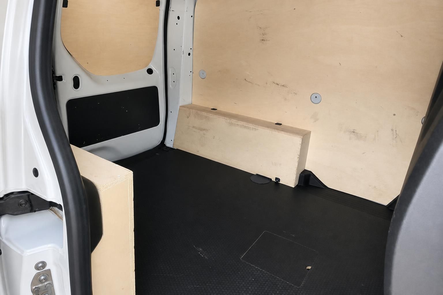 Nissan Transporter Laderaum - geräumiger Innenraum mit Holzausbau und schwarzem Bodenbelag