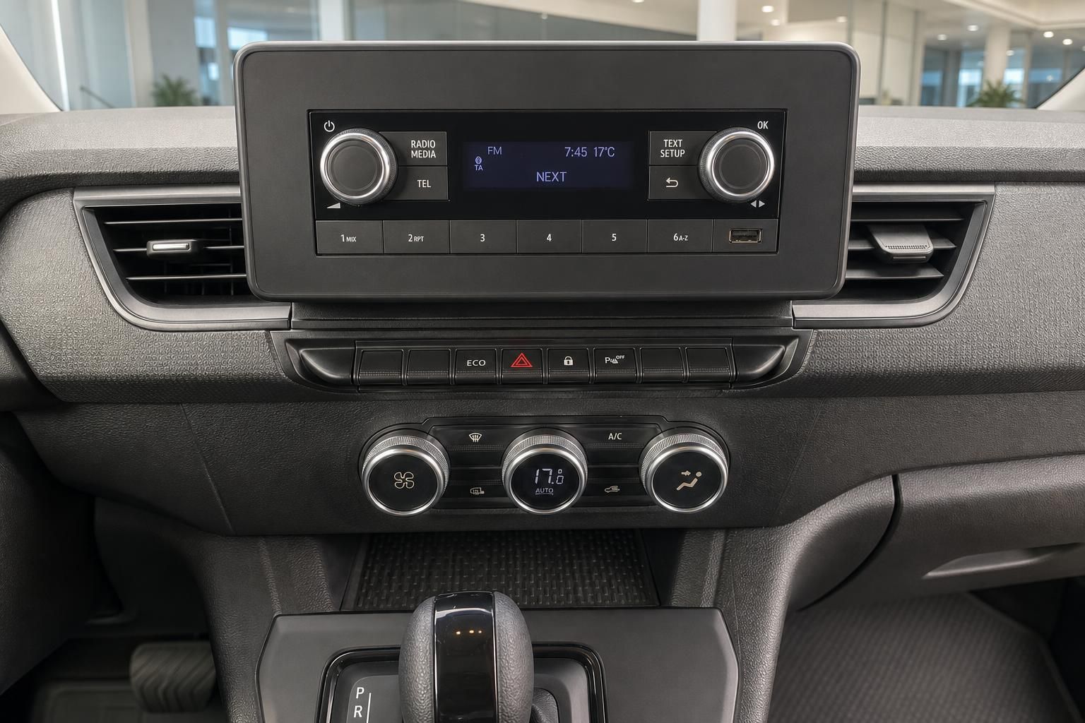 Nissan Infotainment-System - Radioeinheit mit Display und Klimaautomatik im Armaturenbrett