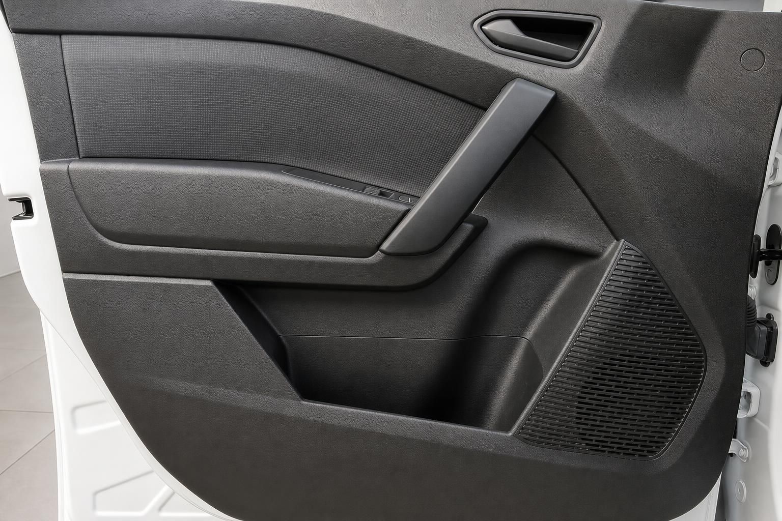 Nissan Türverkleidung Detail - graue Innenausstattung mit Türgriff und Kunststoffverkleidung