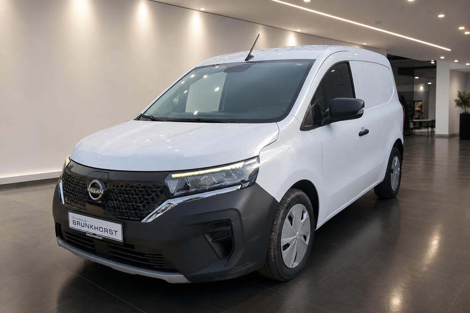 Weißer Nissan Townstar Transporter Frontansicht im Autohaus Showroom