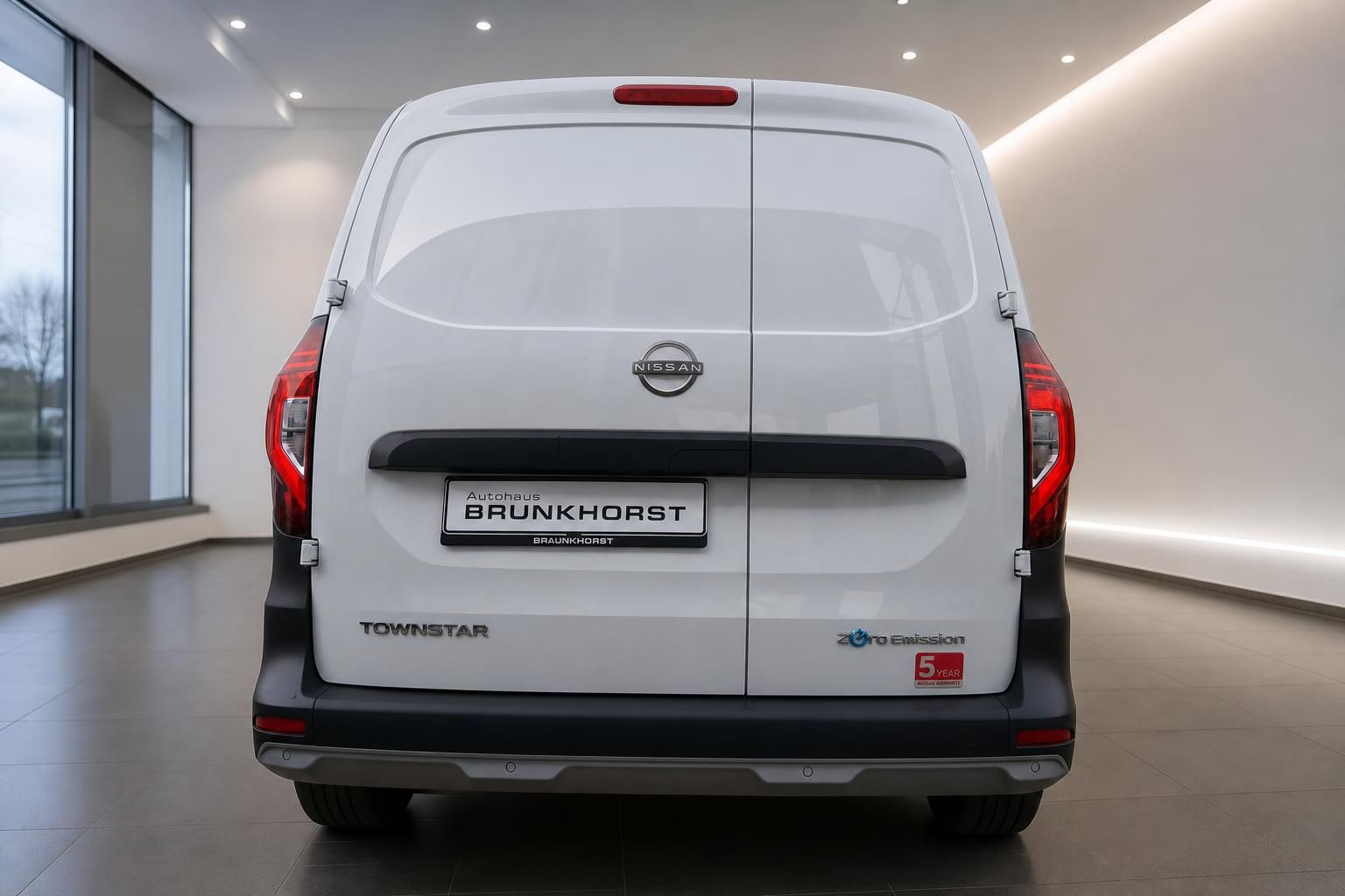 Weißer Nissan Townstar Transporter Heckansicht mit Hecktüren im Autohaus