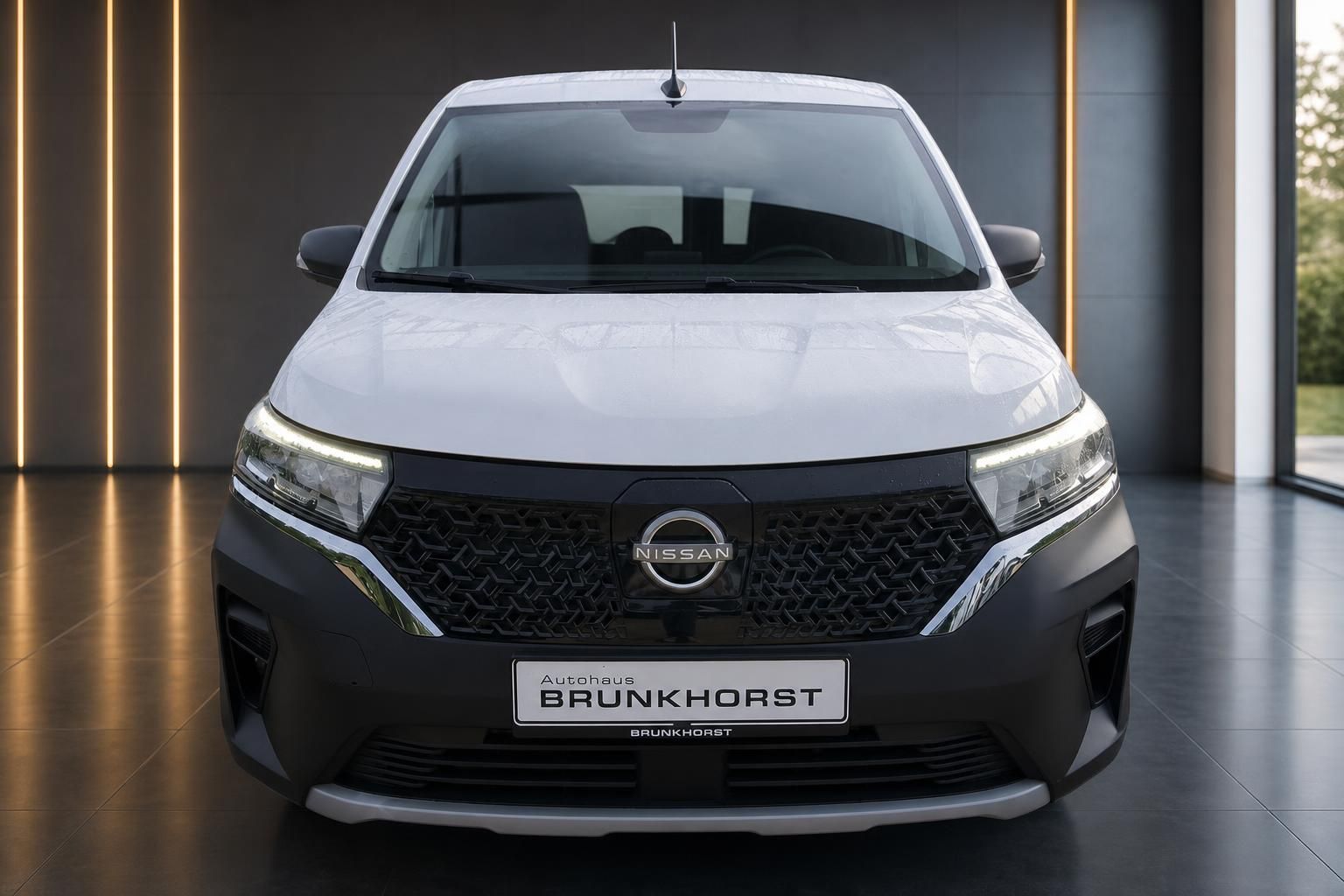Weißer Nissan Townstar Transporter Frontansicht mit LED-Scheinwerfern