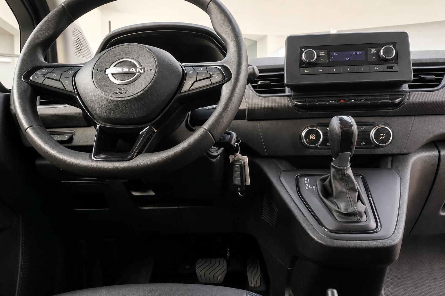 Nissan Townstar Armaturenbrett mit Touchscreen und Klimaanlage - Cockpit