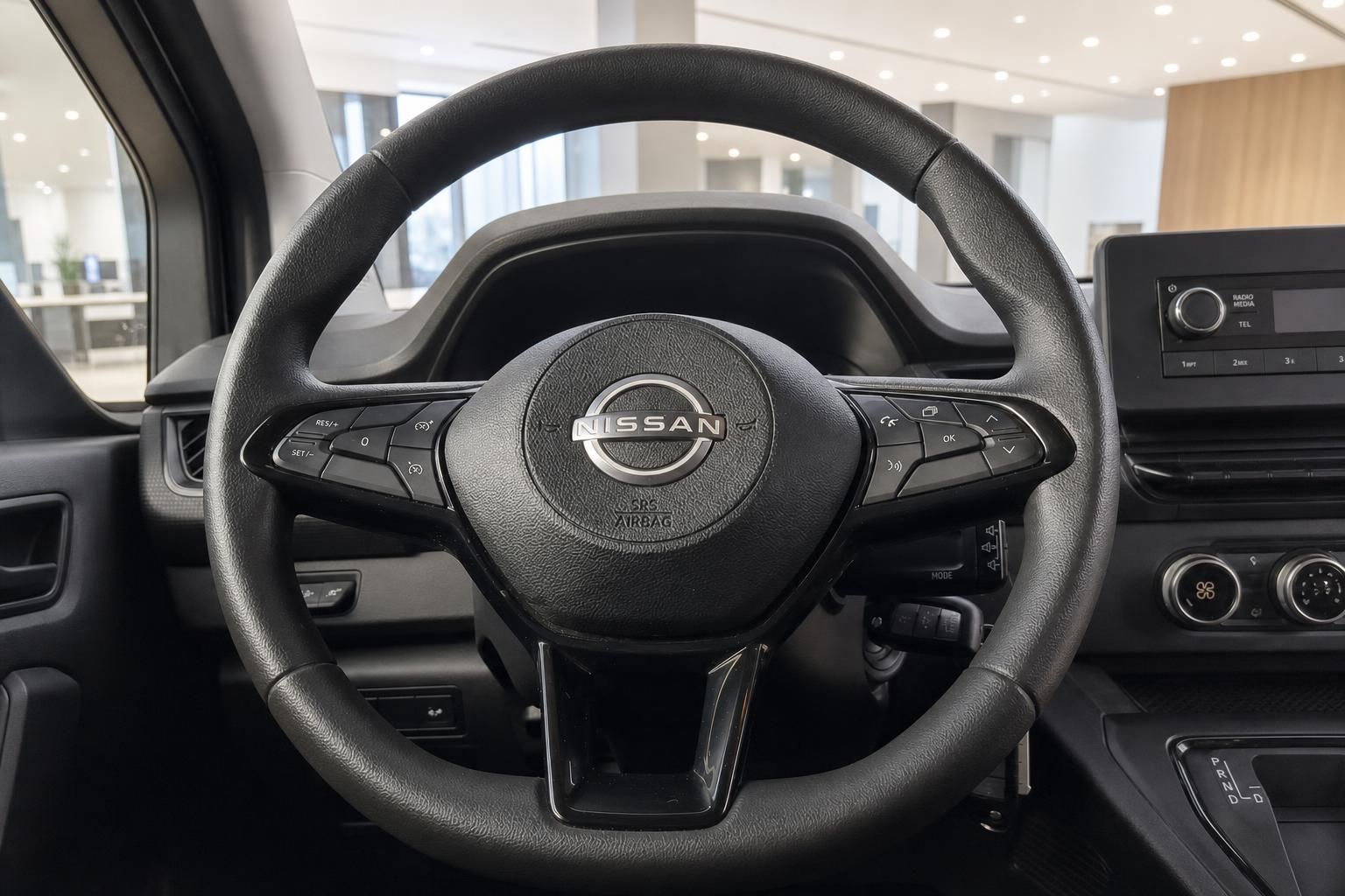 Nissan Lenkrad und Armaturenbrett - Innenraum Detailansicht mit schwarzem Kunststoff und Bedienelemente