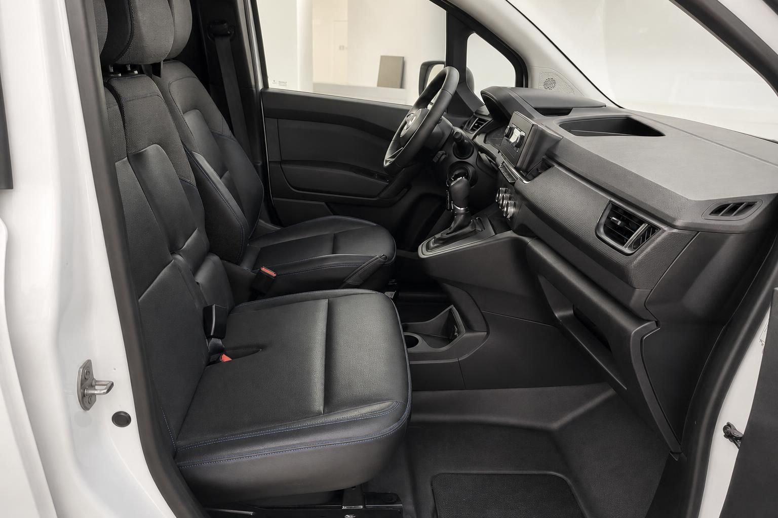 Nissan Transporter Innenraum - Fahrer- und Beifahrersitz mit grauem Stoffbezug und Mittelkonsole