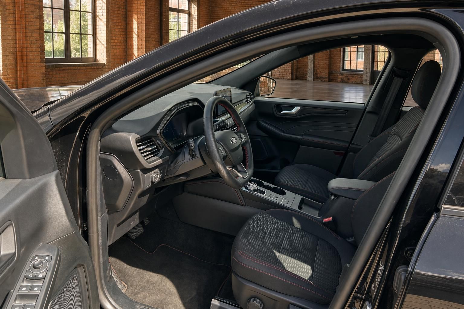 Ford Innenraum mit Cockpit, Lenkrad und Vordersitzen