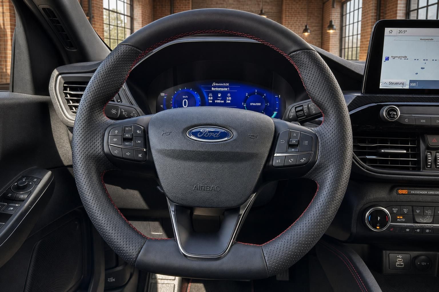 Ford Lenkrad Nahaufnahme mit Bedienelementen und digitalem Display