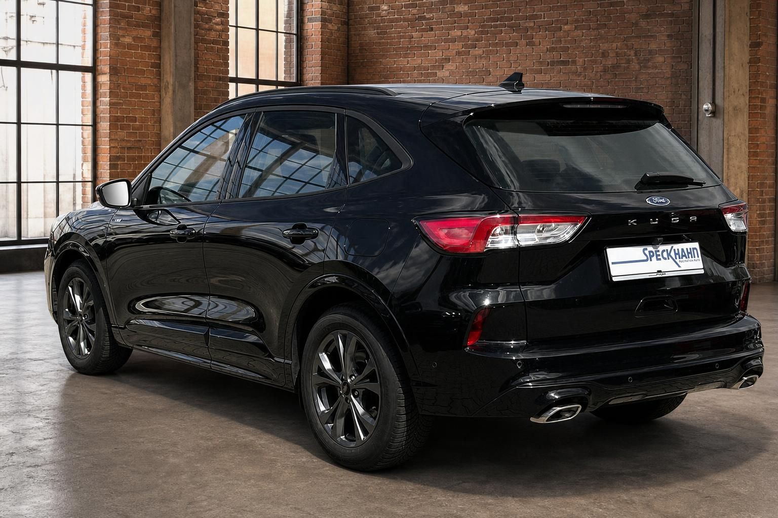 Ford Kuga schwarz Heck-Seitenansicht in Fabrikhalle