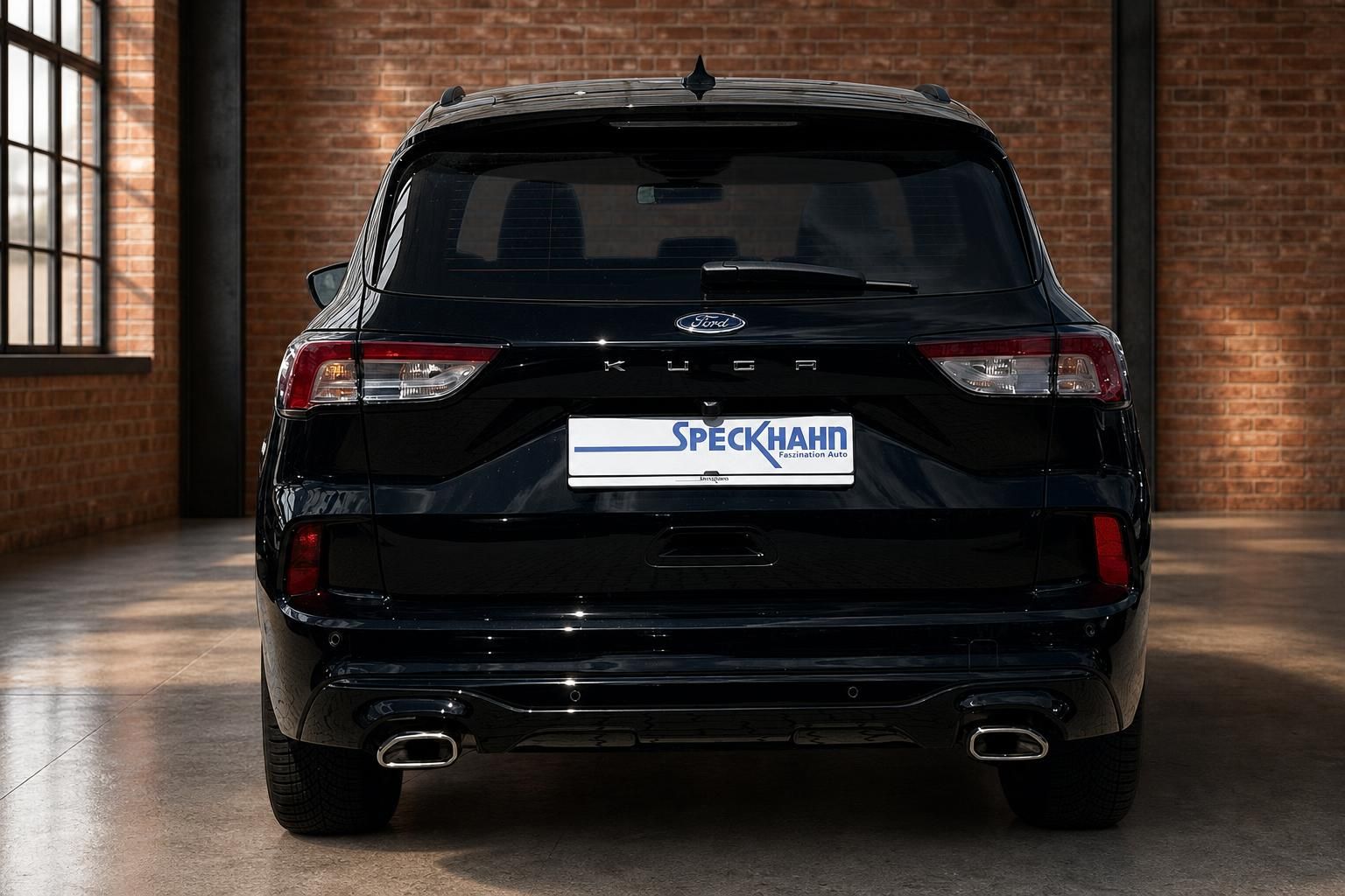 Ford Kuga schwarz Heckansicht mit Doppelendrohr