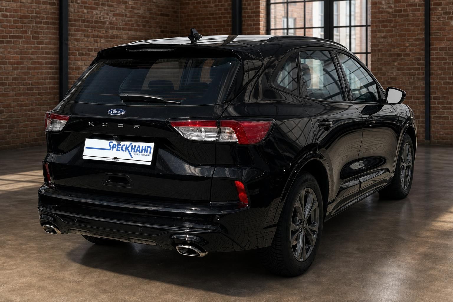 Ford Kuga schwarz Heck-Seitenansicht mit Alufelgen