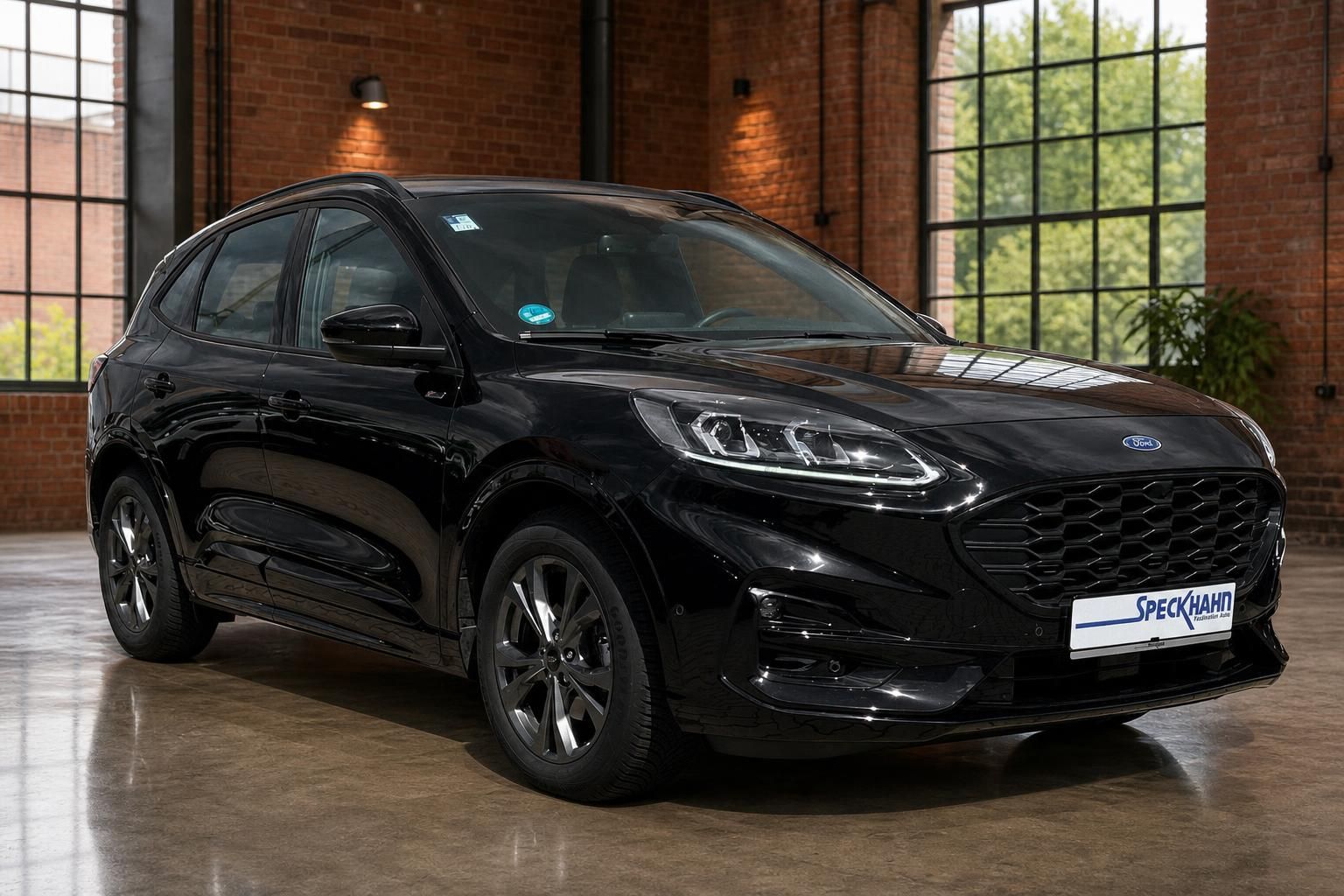 Ford Kuga schwarz Frontansicht SUV in Loftambiente