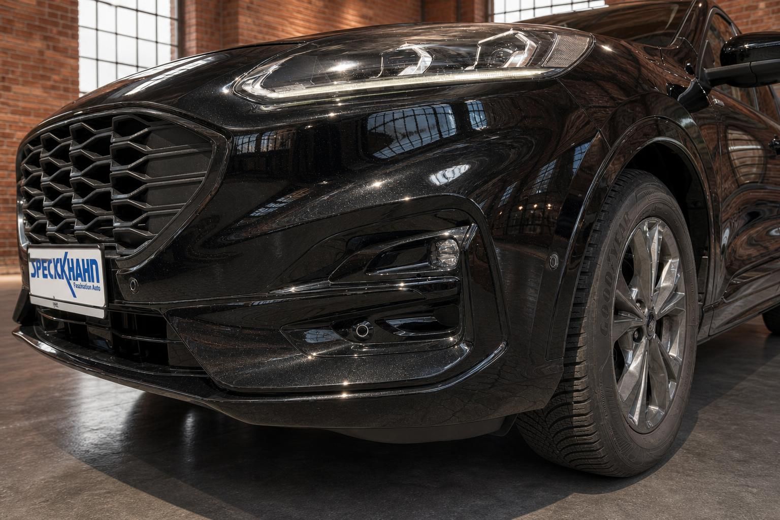 Ford schwarz Frontstoßstange und Felge Detailansicht