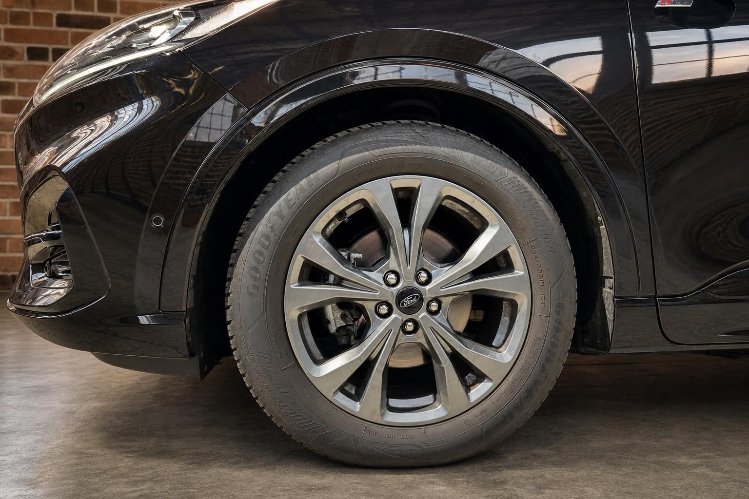 Ford schwarz Detailansicht Felge und Reifen von der Seite