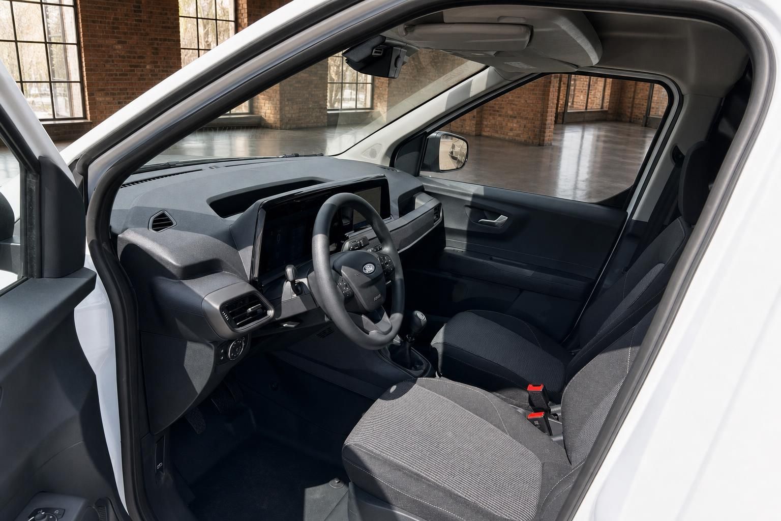 Ford Transit Courier Innenraum Cockpit mit Lenkrad und Sitzen