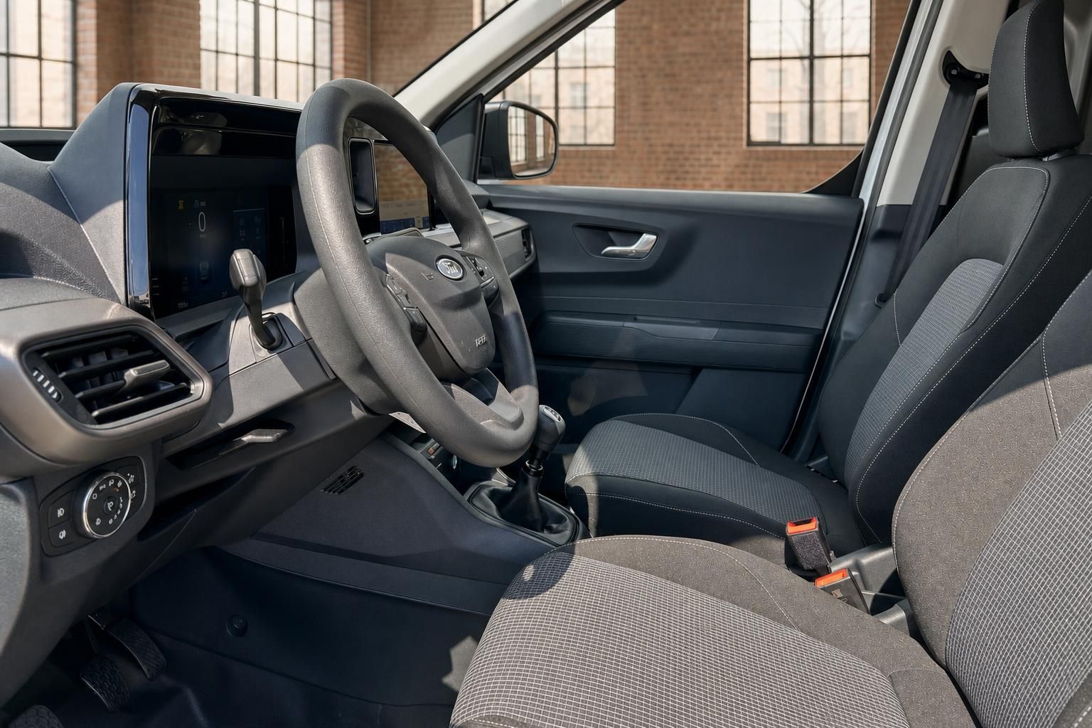 Ford Innenraum Cockpit mit Lenkrad und Schaltgetriebe im Detail